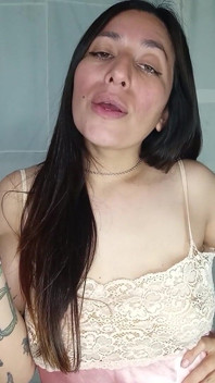 Baculatý Kouřil a Hrál Si S Jejími Prsy