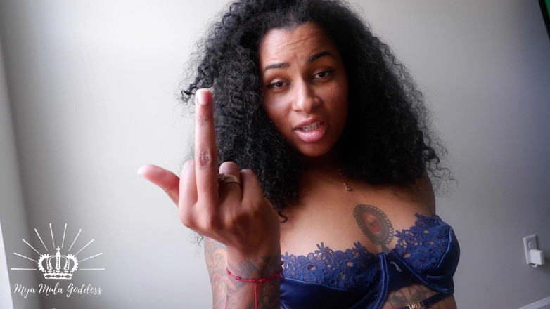 Mya Mula Goddess: Sprechen Sie mit dem Hand-Mittelfinger-Verlierersymbol