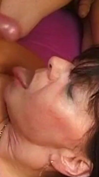 Doyumsuz olgun orta yaşlı seksi kadın üç sert yarağı boşaltıyor