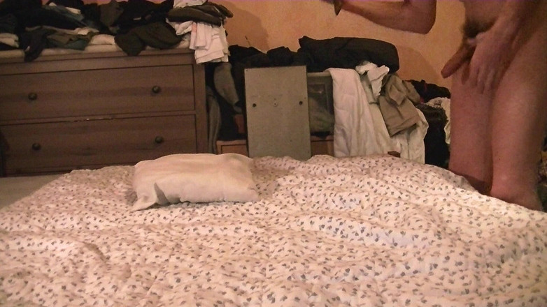 Mark Hannes: Cama desnuda, masturbación