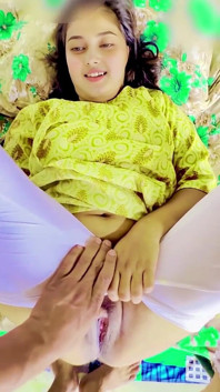 Awek desi kampung menikmati seks, awek kampung yang cantik berkongkek keras dan mengatakan batang yang sangat besar dalam pepek kecil saya