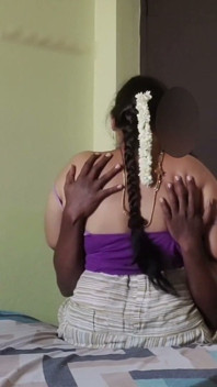 Suri rumah desi bertubuh seksi menangkis pakaiannya menghisap teteknya & mengongkeknya dengan keras