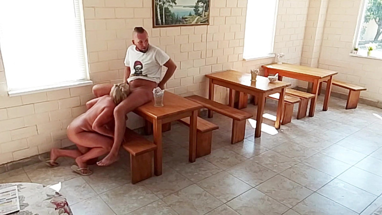 Crazyfamily 1970: Cô phục vụ khỏa thân để mình được đụ