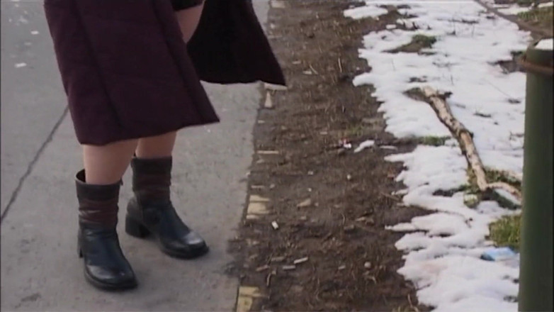 Piss Lover: Esibizionista Neve Mostra Figa E Culo in Pubblico