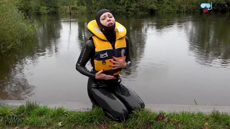UKCuteGirl: Lifejat &amp; Cosy Wetsuit zachrání Lucy z řeky katastrofu
