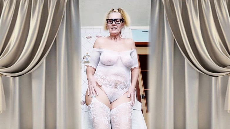 Lukerya: Hete huisvrouw Lukerya flirt in een open transparante witte jumpsuit...