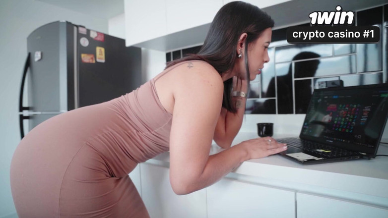 Kylei Ellish: Une MILF Divorcée Baise Une Intello Vierge Pour L’aider À Investir...