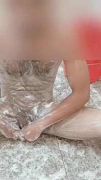 Złap przez Mojego sąsiada Bhabhi podczas nagiej kąpieli w otwartej sali.