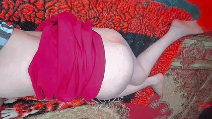 Kitty_Cross: Чудова транс-красуня дивиться в дзеркало з посмішкою