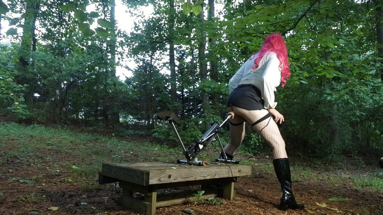 Jon Screcrow: Une machine à baiser pille le cul d’un travesti