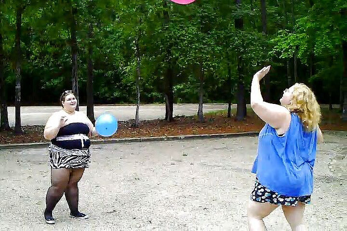 BBW nurse Vicki adventures with friends: Angie Kimber a já si hrajeme s balónky venku
