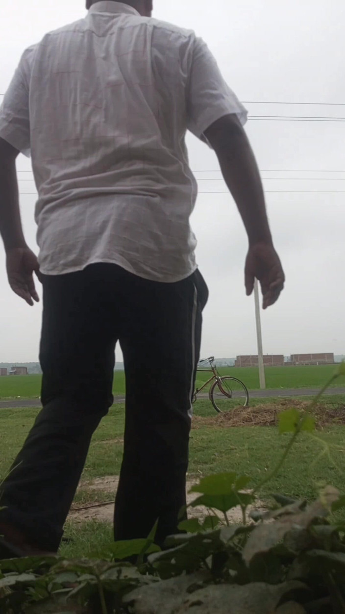 Auntixxx69: Der mann gießt Wasser aus dem Kanne in den Topf...