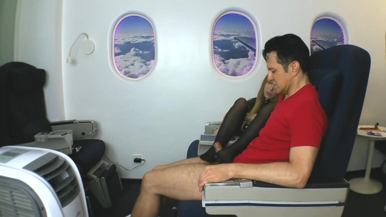 Foot Girls: Azafata da trabajando con el pie de nylon en avión!