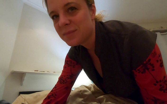 Erin Electra: Мачеха помогает тебе с твоим утренним стояком (в видео от первого лица)