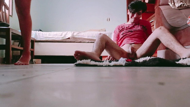 Kamila6922: 我邀请我的邻居在新的地毯上操她，而她没有注意到，我记录了所有内容