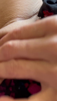 Ofiaruję jej mój tyłek i moją cipkę puszczalskiej teściowej, która uwielbia anal jebanie, rozprzestrzeniam się i palcami jak dziwka