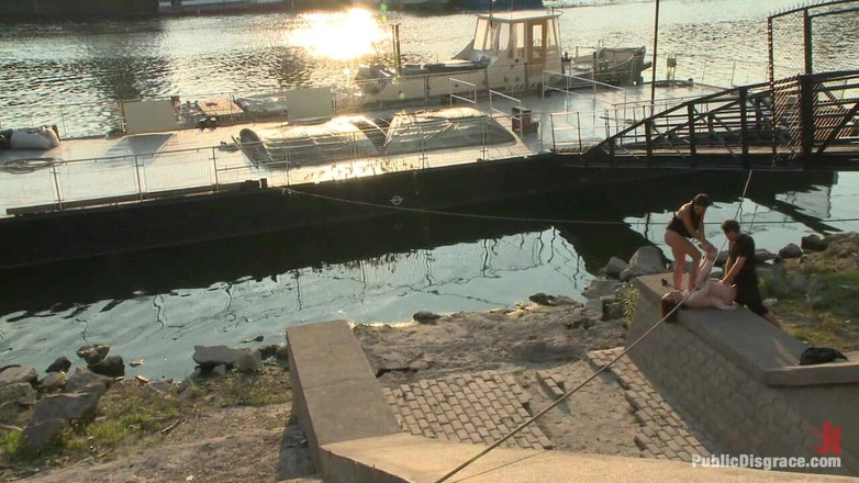 Public Disgrace by Kink: Sandra Romain is terug in actie en domineert een nietsvermoedende...