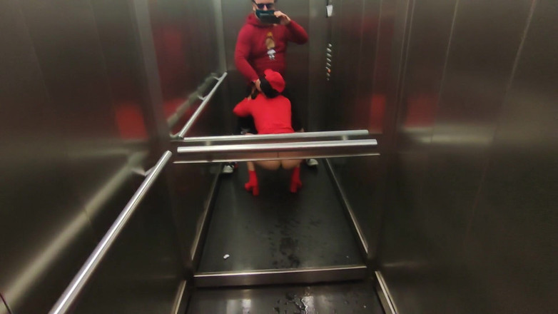 DedeDeville: Sehr riskanter sex in einem aufzug mit der heißen nachbarin...
