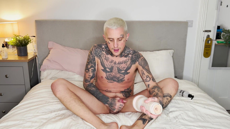 Tatman Quinn: Masturbazione solitaria sborra sui piedi