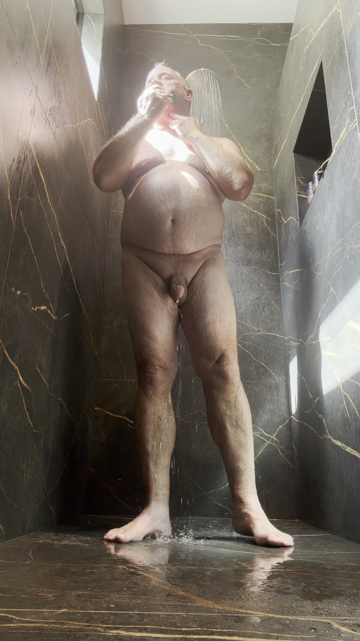 GottaLuvBB: Mírame ducharme y afeitarme