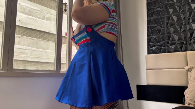 Tiffany Montavani: Tiffany má punčocháče roztrhané velkým černým pérem