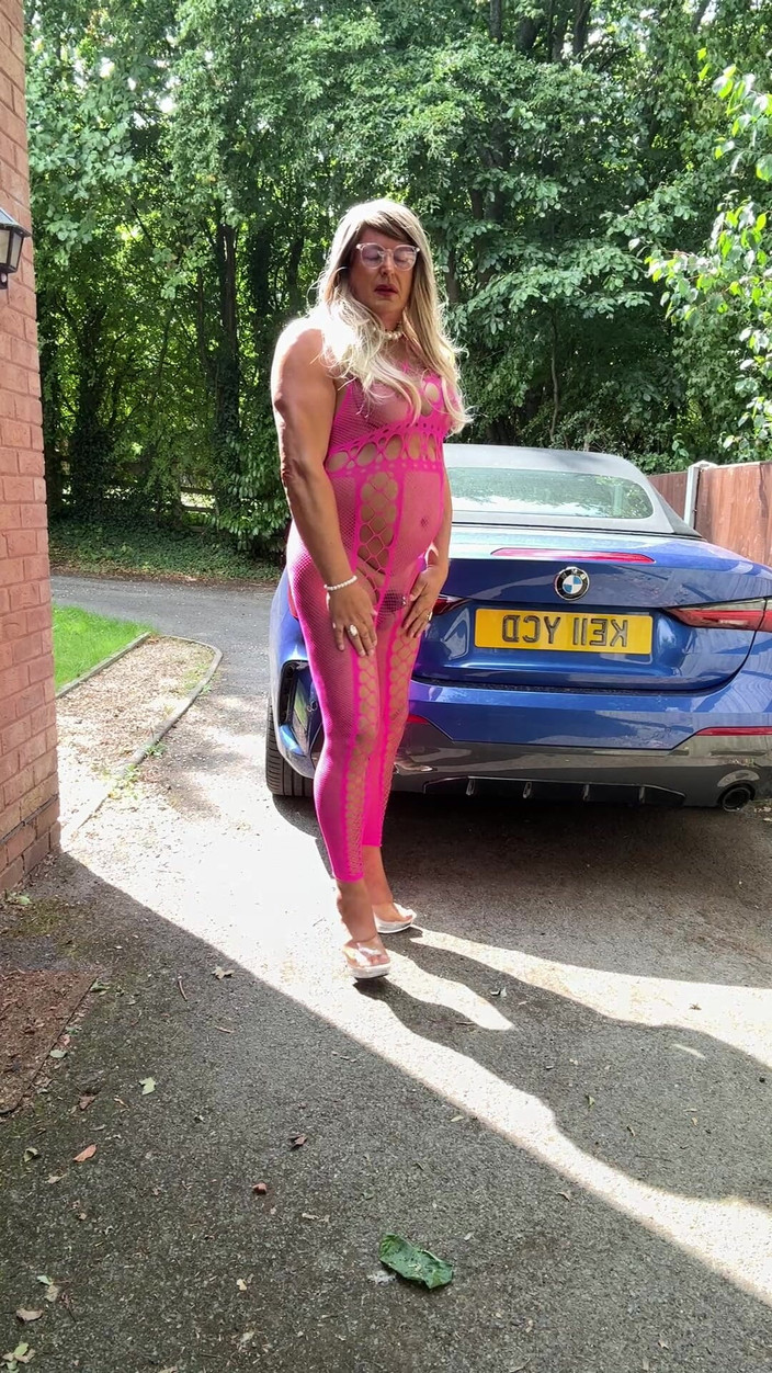 Kellycd2022: Сексуальний кроссдрессер kellycd2022 в рожевому ажурному комбінезоні та на підборах