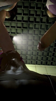 Preta Femboy Chupando Pau Em Um Banheiro Público