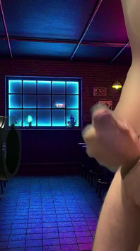 Twink folosind masturbator - gemete puternice