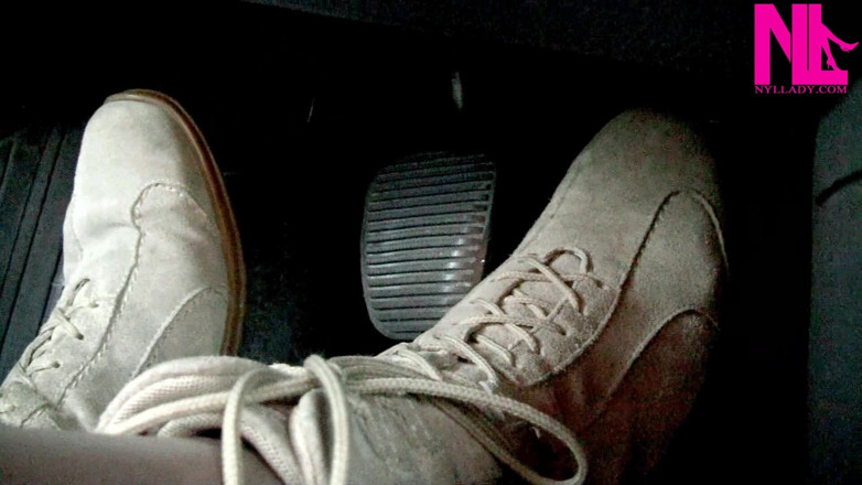 Nyllady: Memandu dan mengepam pedal dalam but rata lembut suede