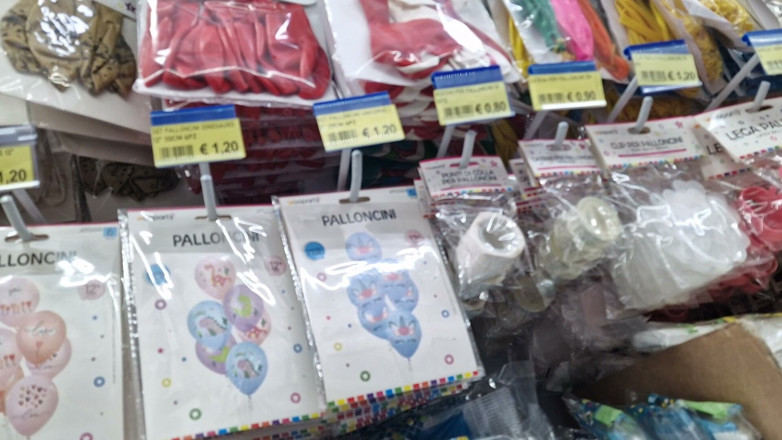 Nicoletta Embassi: Dev balonlara hayran balon dükkanı turu, parlak lateks ve duyusal...