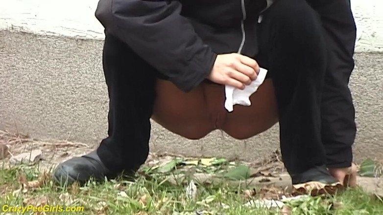Crazy pee girls: Bláznivá dívka čůrá venku