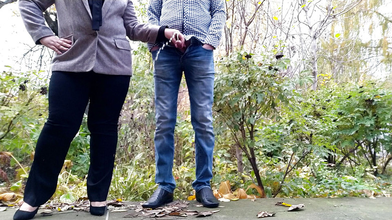 OurFetishLife: ビジネススーツを着たゴージャスがおしっこをしている間に私のチンポを咥えます