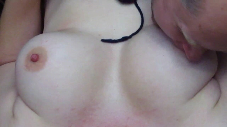 Pussy For Sperm: Mladý chlap saje a olizuje přítelkyni s velkými prsy