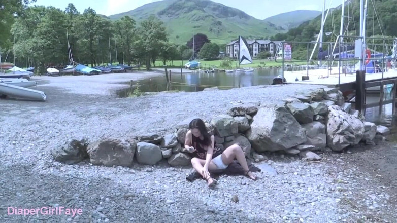 Her Kink UK: Pisse trempée par la jetée