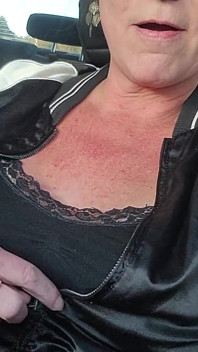MILF masturbiert und squirtet mit riesiger gurke auf dem Parkplatz des lebensmittelgeschäfts