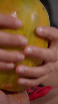 Asian Twink rodzi soczystą papaję - domowej roboty światło ciała jebanie