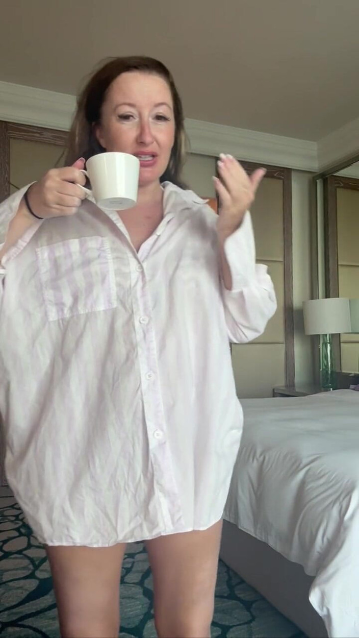 SophiaSmithUK: Sophia smith का स्टीमी होटल में छेड़-- सफेद शर्ट, बिकनी, और गीली टेंशन