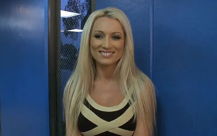 Stunning Blondes: La meravigliosa bionda si fa ricoprire il ventre dello sperma...