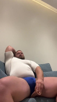 Jack yığılmış biniyor ve büyük dildosuyla oynuyor