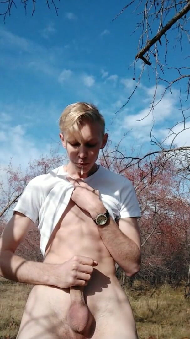 Dick Boys Studio: Ragazzo beccato a masturbarsi nel parco