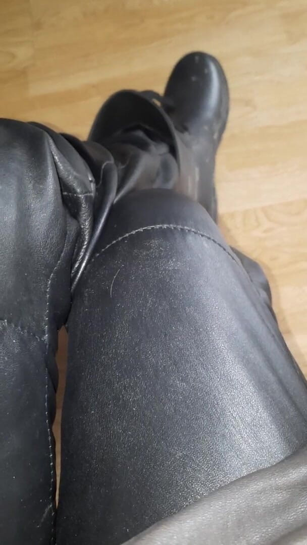 SinDee: Dirty rubberboots with leatherpants