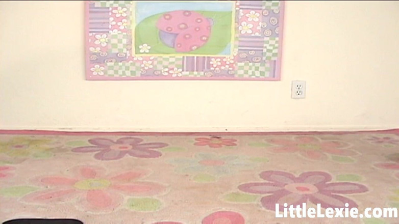 Little Lexie: Blonďatá 18letá holka Malá Lexie miluje být nahá