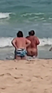 Desnuda en el mar con las chicas!