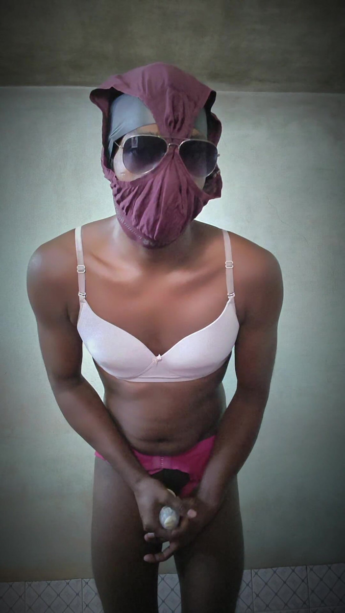 TS Azzy: La trans azzy si masturba con il preservativo