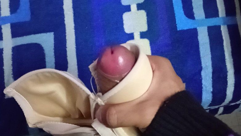 cry_santos: Masturbarsi con la biancheria intima del mio vicino