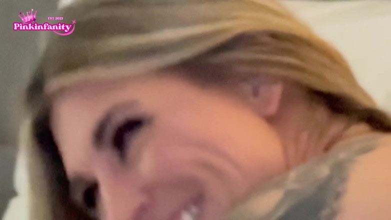 Katie Kampbell: Milfy blondin &amp;brunett leker med en strap-on