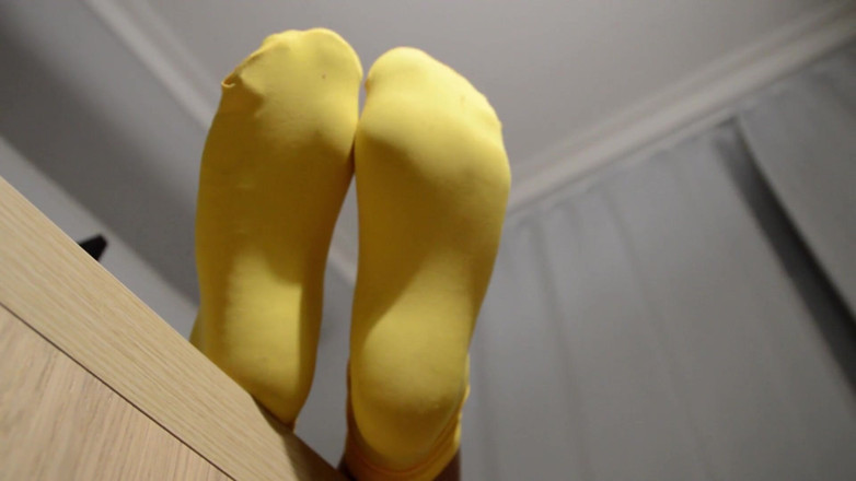 Mistress Legs: Yummy yellow socks