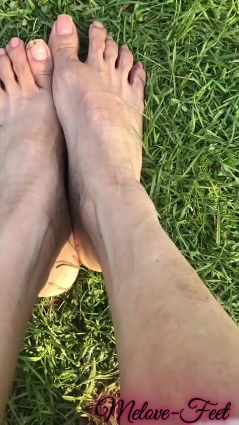 Naelor: メラブ 緑の芝生の上でセクシーな小さな足を見せる