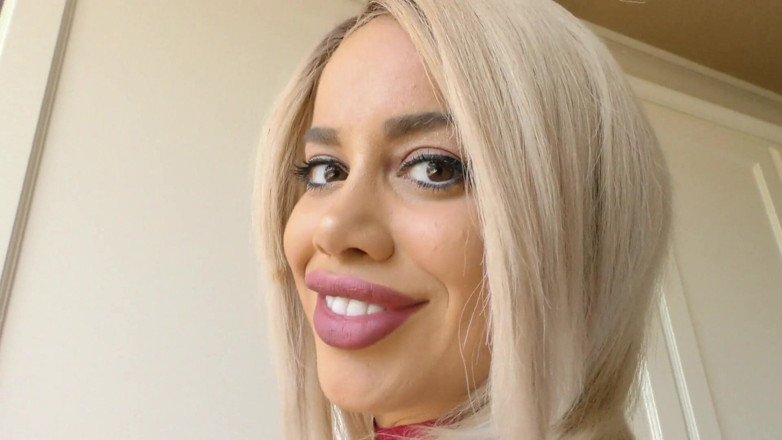 Perv Milfs n Teens: Victoria June дарит своему мужчине реалистичную секс-куклу, и они оба трахают ее