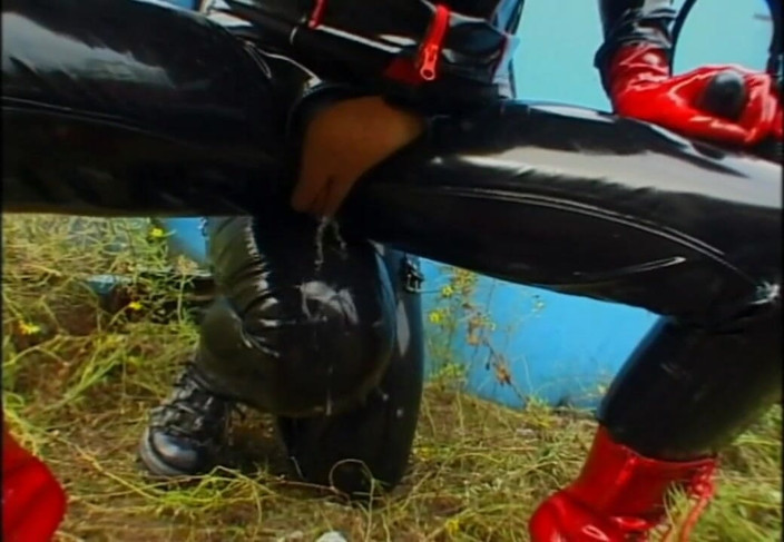 Absolute BDSM films - The original: Ponižující lízání kundičky v plynové masce